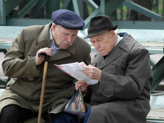 люди пожилого возраста читают газету