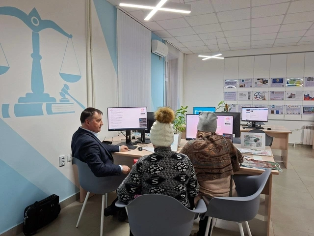 бесплатный прием жителей Энгельса. Задача такой встречи научить граждан пользоваться своими правами в области жилищного законодательства.